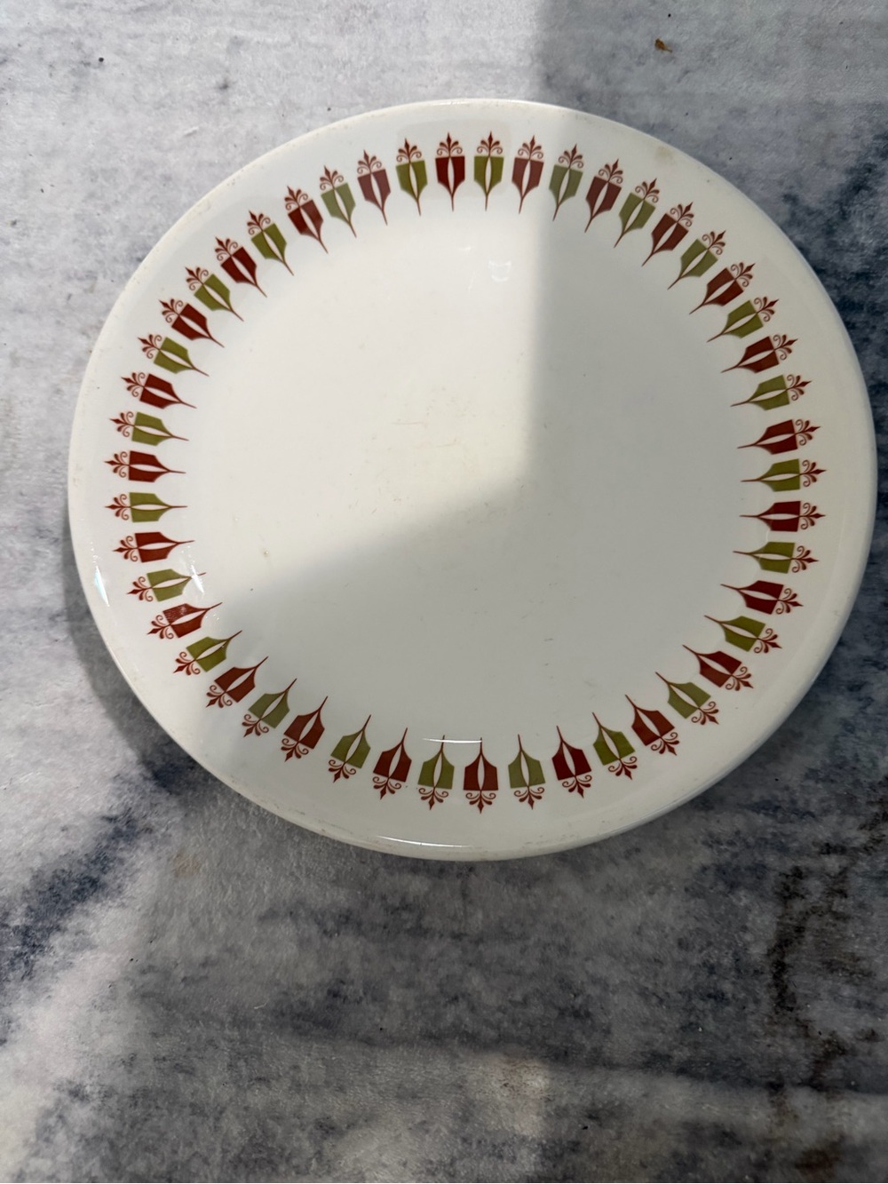 Syracuse Chin (15-D) 9” White Ceramic Plate with Red and Olive Tulip Border